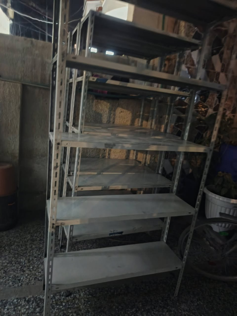 رفوف هذني ٦ رفوف واكو رفوف جام سعرهن ٣٠ الرفوف الواحد والرفوف الجام ١٥ رف كل رف مترتين و٤٠ سعر ١٥٠ المكان كميره شارع ابو كفه اي استفسار ع الرقم ***********
