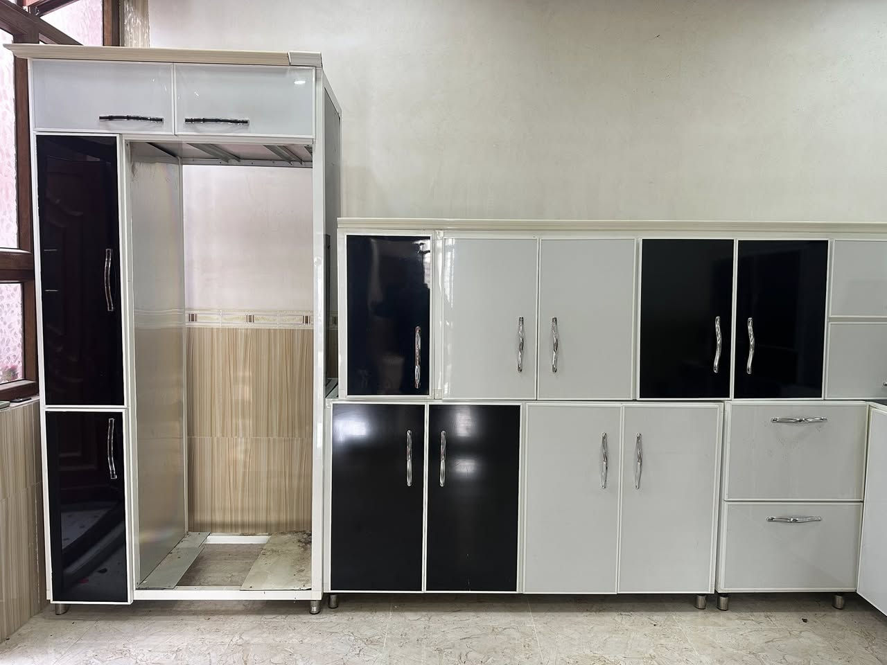 کەوەنتەر بۆ فرۆشتن
موادی سارا 
قیاس ٤ مەتر درێژ
کەوەنتەرەکە بێ عەیبە هیچ شکاوێک خراپ بونێکی نیە 
بۆ زانینی نرخ پەیوەندی بەو ژمارە تەلەفونەوە بکەن
*********** 
شوێن ڕانیە
