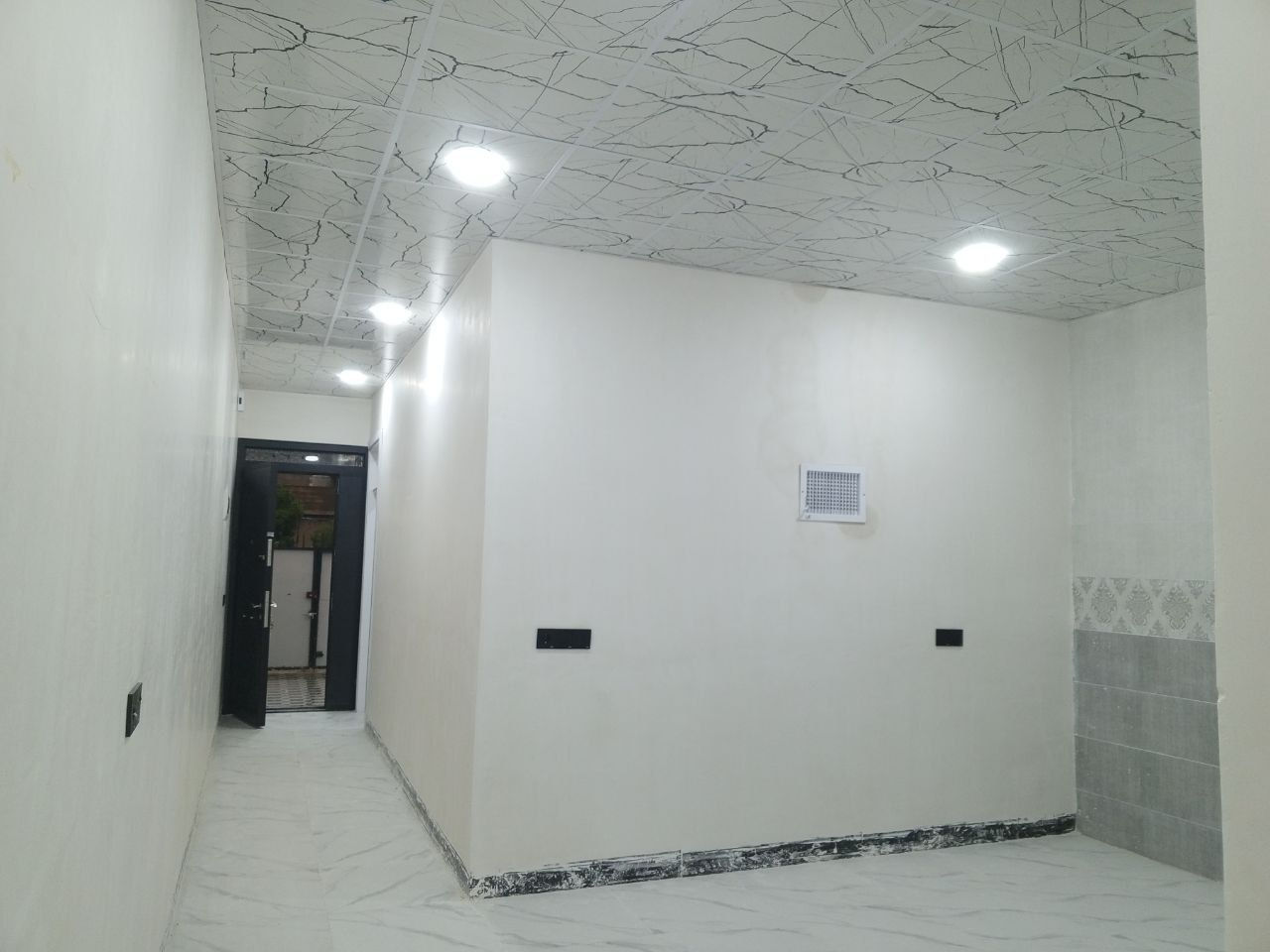 #دار_للبيع (رقم) 100 متر 
▪️موقع (16 اب مقابل القادسية الثانية) فقط عبور الشارع مقابل  مدرسة اجنادين في القادسية 
▪️شارع خدمي تبليط 
▪️بناء حديث 2025 صفر نظام دكتات 
▪️مؤجر حاليا الوراد الشهري 225 الف 
▪️يتكون من استقبال خطار و غرفة نوم و هول و مطبخ حار و بارد و صحيات داخل و خارج 
▪️خدمات فول (ماء + مدارس + علوة مخضر + موقف كوسترات )

#سعر_مناسب_جداً 
#التواصل (مع صاحب الدار)
 *********** واتساب  متوفر
