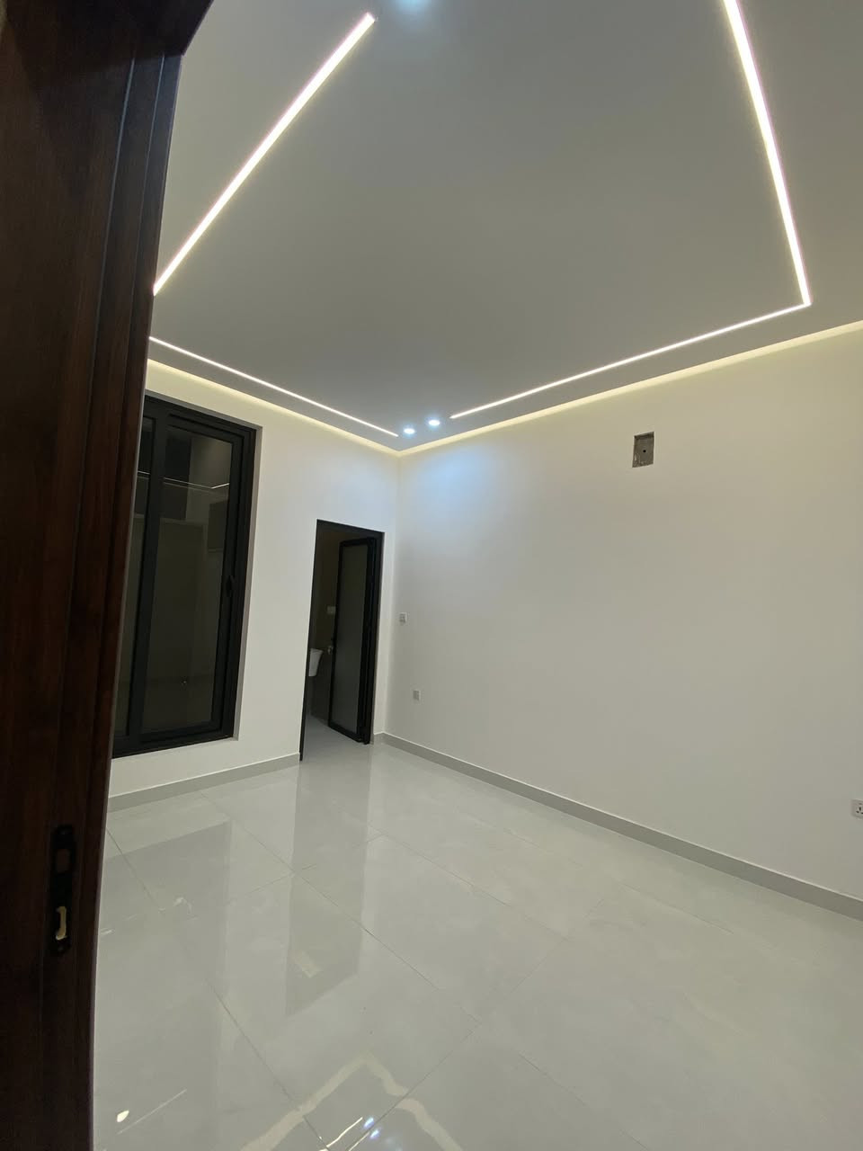 بيت حديث للبيع بناء 2026
المساحة : 94م
الواجهة : 4.75م
النزال : 20م
يحتوي : 4 غرف نوم 
5 حمامات 
ثلاث طوابق 
شارع 20م      رصيف 4م
تشجير مقابل الدار 

للأستفسار اكثر مراجعة 📍مكتب اوس للعقار - البنوك - حي التربية - شارع النداوي ،او الاتصال بالرقم ***********
