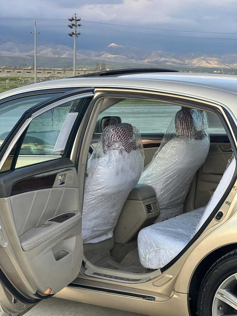 ‏Toyota avalon2010 خليجى limited📦🪬
🔸کۆشین ساردو گەرم 
🔸کوشین کارەبای سی مۆد خەزن
سیارە دوبی براوەی  لێزەرە✈️ 
🔸گيرومه كينه و ته بريد به شه رت 
🔸مه كينه ى به شه رت  دوکەڵ و بوخار 
🔸سەوتی دیجتەل بەشەرتە  تازە پێش پشتی توند کارە
هه موو گيانى كه پسه سه ياره كه 
پشت و پيشى كه پسه بى ئرباك 
سەقفی لەسەر کاڵبونەوە پەمپ کراوەتەوە بێ زەربەیە  
چوارتايه و ويلى لوكى له ژيره 
سه ياره كه به س ماشاءالله ى ده وى 
نرخ :   58 گەڵا و کەمیک مەجال
شوێن :   سەنگەسەر --  رانیە سەیارەکەکۆدی هەیە 
تکایە گەر مشتەری تیل بکە ***********   ڤایبەر ☎️ واتسئەپ.
