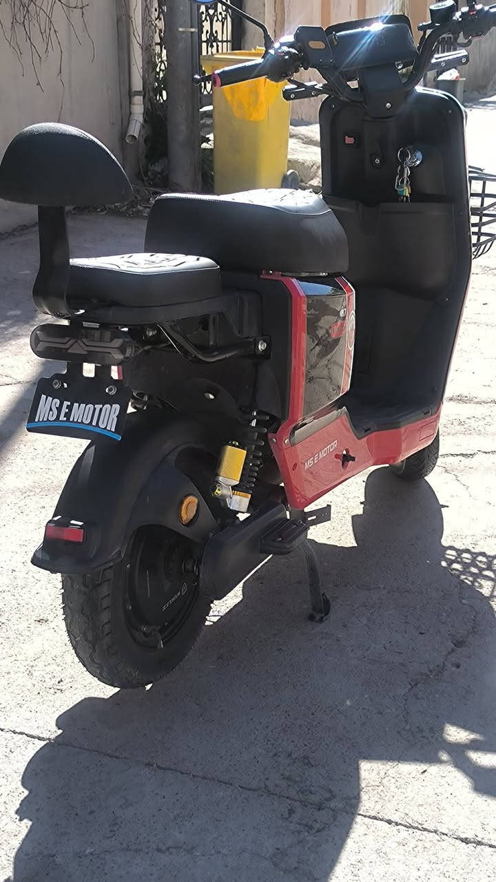 سلام عليكم
دراجة شحن R7 للبيع.
ماشية 3الف فقط 
ماركة WINLEE
لون اسود+احمر 
موديل 2025
عدد البطاريات=5حجم كبير.
ملف 2000 
تاير عريض+جوبلس.
شاحن تليفون موجود.
دسكات دبلات رياضي
سويج عدد2 + بصمة2.
تشغيل عن بعد..
شاشة حجم كبير/تقرة سرعة الممشى،كمية الشحن،الاعطال.
بيها ميزة قير الـP . ونظام R (البگ) نفس السيارات.
بيها نظام السيفتي 
بطارية بحالة متوسط 🔋
السعر 375الـف وبيها مجال بسيط  .(ملاحظة مو شراي رجاءً لاتراسل)
العنوان/ كركوك.
متواجد على الفيس


**إذا كنت صاحب هذا الإعلان وتريد حذفه لأي سبب، رجاءا أرسل رسالة إلى الدعم الفني**