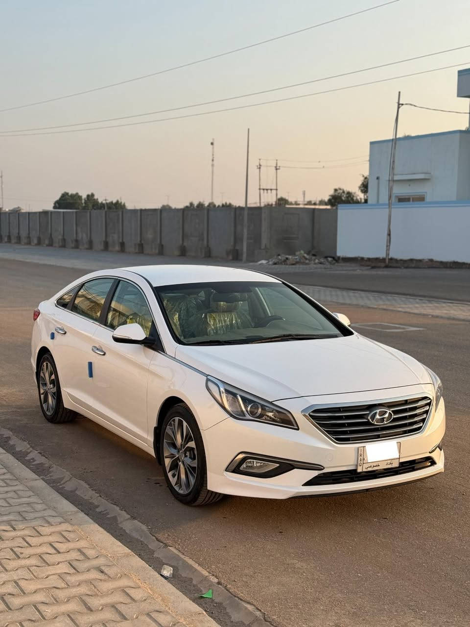 سلام عليكم هونداي سوناتا خليجي للبيع 
موديل 2015 شكل ال16 
محرك 2.4 دوش 
مري شفط 
كشنات جلد 
كشن السايق كهربائي
تحكم ستيرن جهتين
5 ويل كب
حساس خلفي بلادي 
كامره خلفيه بلاديه 
ABS 
مثبت سرعه 
دبل اكزوز 
رقم بغداد مشروع وطني تحويل مباشر 
للاستفسار تواصل مع الرقم ***********
