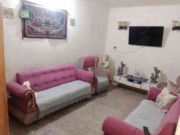 السلام عليكم ورحمه بيت لل بيع ١٠٠ متره الوجه ٥ متر النزال ٢٠ البيت نضيف يحتوي عله حمام خرجي ومطبخ خارجي و ١ستفبال و وحولي كبير و. حمام دخلي ١ غرفه  الطبق الارضي و الطبق الثاني و يحتوي عله حولي و ٢ غرف نوم و الطبق الثالث بيتونه كبيره وصطحين    البيت مكانه الحسينيه ما الرجديه موقع البيت الجريخي قرب اسوق الثقلين بل فرع اول فرع  البيت سعره  ١١٥ مليون الاستفسار اتصل عله هاذه الرقم *********** وموجود واستاب
