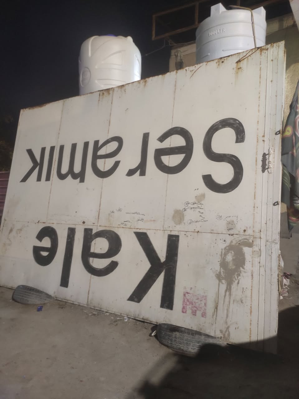 السلام عليكم للبيع باب طلاگتين الطول 9متر الارتفاع 3متر حديد ثقيل بي باب خدمي البصرة***********
