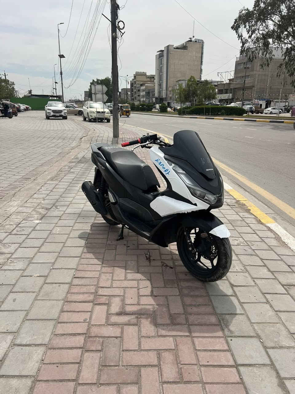 السلام عليكم
للبيع‼️ 
Pcx
((بي سي اكس))جيل رابع وارد كوري‼️
دراجه كفاله صار شهرين من نازله من لمعرض كهربائيات كلها شغاله مكينه مكفوله دراجه جديد معنه لكلمه جيب فيتر وتعال افحص اوراق كامله دراجه مال جناي
مواصفات.؟؟
مانع تزحلق‼️
حساس ازدحام‼️
تدفئه بل يدات‼️
بريك ABS‼️
$:سعر 16ونص وبيها مجال حك جيه 
عنوان: بغداد حي اور 📍
📞رقم لهاتف: ***********
