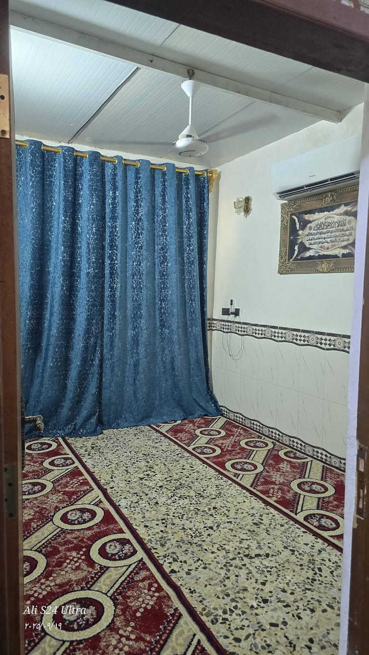 دار للبيع المساحة ١٠٠ م
شارع المكبس عالشارع مجاور اسواق السندباد 
يحتوي على كراج ،استقبال ،مطبخ ،٢ غرف ،حمام ،منور ،
 ***********
