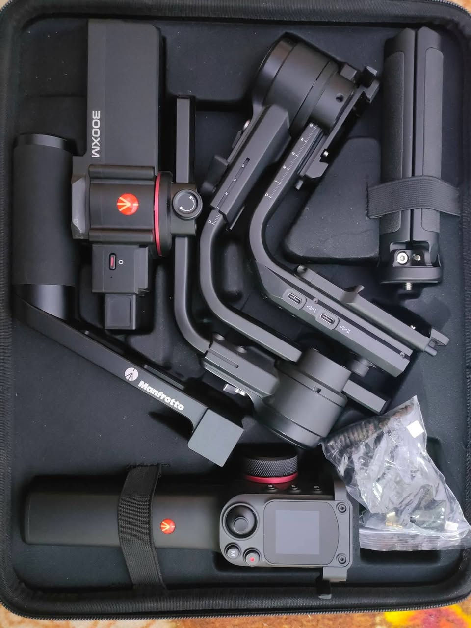 كمبل  مانفروتو (Manfrotto MVG300XM Modular Gimbal). 

يتميز بتصميم معياري مع مقبض قابل للفصل يمكن استخدامه كوحدة تحكم عن بعد.

 يدعم كاميرات (CSC) و (DSLR) بوزن يصل إلى 3.4 كجم.

شاشة LCD تعمل باللمس لسهولة اختيار الإعدادات وذراع تحكم (Joystick) لحركات الحامل.

ذاكرة نقاط توازن ونقاط علام (Position memory red dot) لتسهيل الإعداد.


**إذا كنت صاحب هذا الإعلان وتريد حذفه لأي سبب، رجاءا أرسل رسالة إلى الدعم الفني**