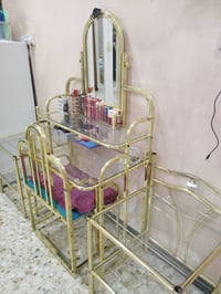 ميز تواليت • ٤ قطع • قابل تفاوض