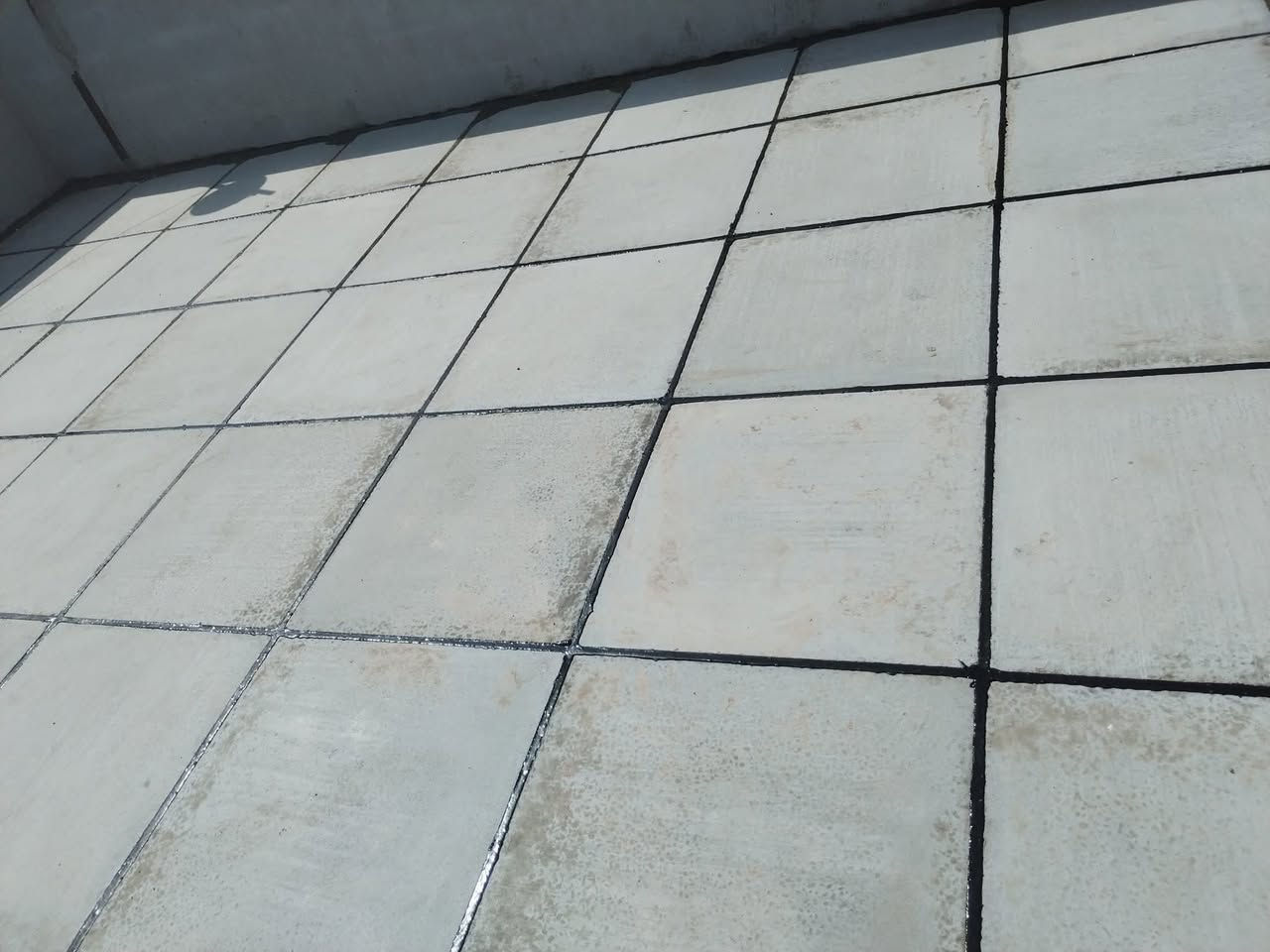 عمل كادرنا لترميم السطوح واعادة الماستك وعمل جميع العوازل السطحية
***********
