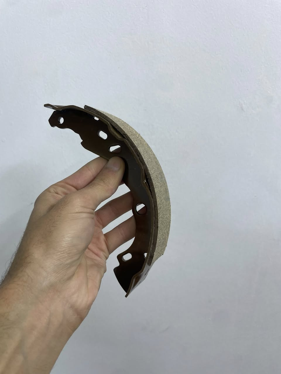 السلام عليكم يتوفر 

- بانزات 
- لايت اصفر تفصيخ اصلي 
- زنون ابيض 

***********
