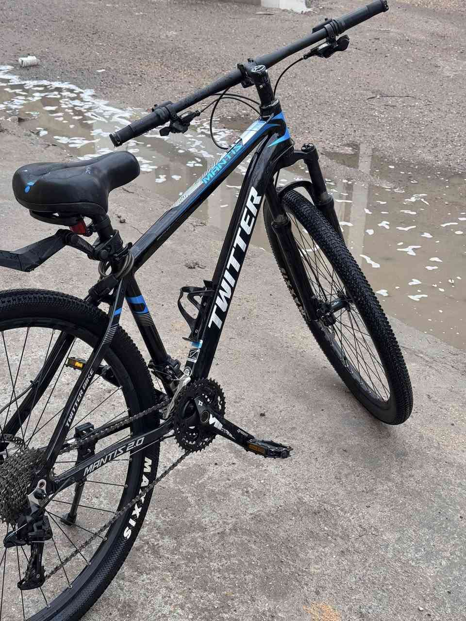 للبيع: دراجة Twitter Mantis 29 (30 Speed)
دراجة جبلية بمواصفات عالمية، تجمع بين المتانة وخفة الوزن.

• نظام الحركة: 30 سرعة تمنحك تحكم كامل في المرتفعات والمنحدرات.

• الجودة: هيكل ألمنيوم متين بتصميم كابلات داخلية ( مخفيه ) (Internal Cable Routing).

• الأداء: مزودة بـ 6 محامل (Bearings) لأداء سلس جداً وصوت دوران مميز.

• الراحة: شوكة أمامية (Double) مع ميزة القفل والتحكم بالمرونة.

تايرات: MAXXIS اصليه ثبات عاليه بكل طرق 

السعر 300 الف قفل 

عنوان بغداد اعلام 

هاتف : ***********
