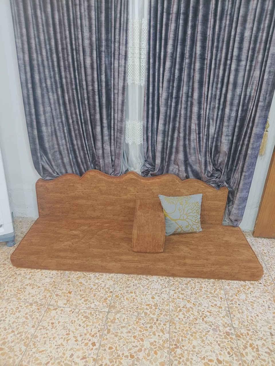 السلام عليكم
ديوان جلسه عربيه وجهين وجه رصاصي والوجه الثاني جوزي فاتح السمك 10سم تسكام درجه اولى نظيف جدا 
طول الجلسه 17م السعر 600. ألف مع مجال بسيط.
العنوان كربلاء حي الغدير قرب اسواق الكفيل 
هاتف *********** 

#الجميع
