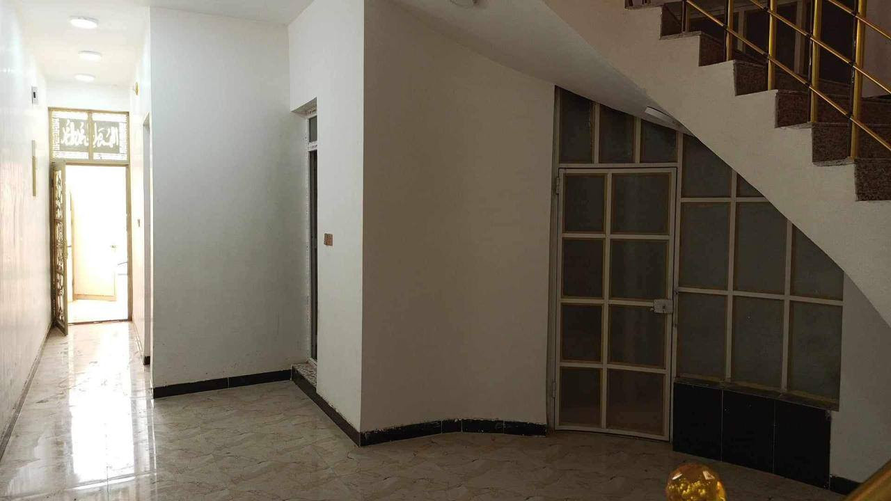 مشتمل للايجار منطقة الزراعه خلف مطعم الدله قريب جدا من مدرسة الخالد الاهليه
***********
يحتوي على غرفتين نوم بالطابق الثاني فقط مع صحيات 

الطابق الارضي  غرفة خطار 
صاله داخليه مجمع صحيات 
مطبخ كبير 
٥٠٠ ألف سعر الايجار الشهري
