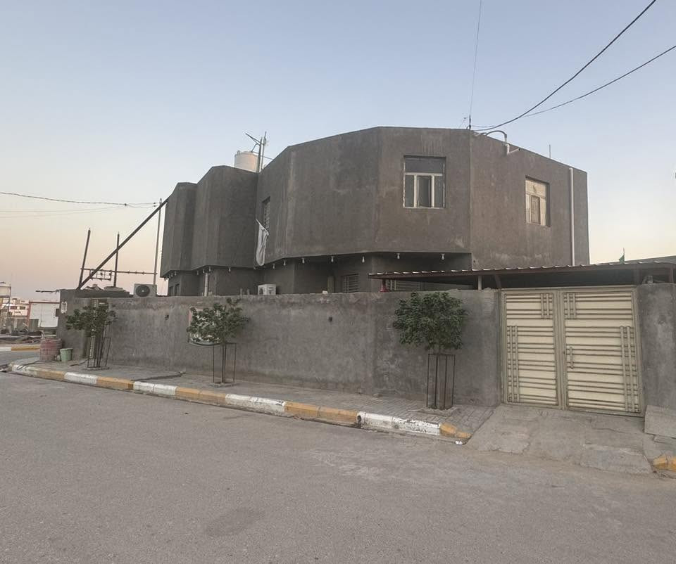 دار للبيع او مراوس بقطعه تجاري بناء ٢٠٢٤حي موسى الكاظم ركن المساحة ٢٢٨م يحتوي على استقبال مطبخ ٥غرف نوم صالتين كبار گراج صحيات عدد٤للاستفسار ***********
