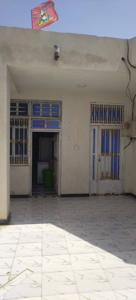 البيت مساحه 250 المساحه الكليه 300 مع قطعه خلف البيت مباشر
عرض شارع القطعه 10 متر وشارع البيت 6 متر 
 اتصل بالرقم  *********** المكان الناصرية
