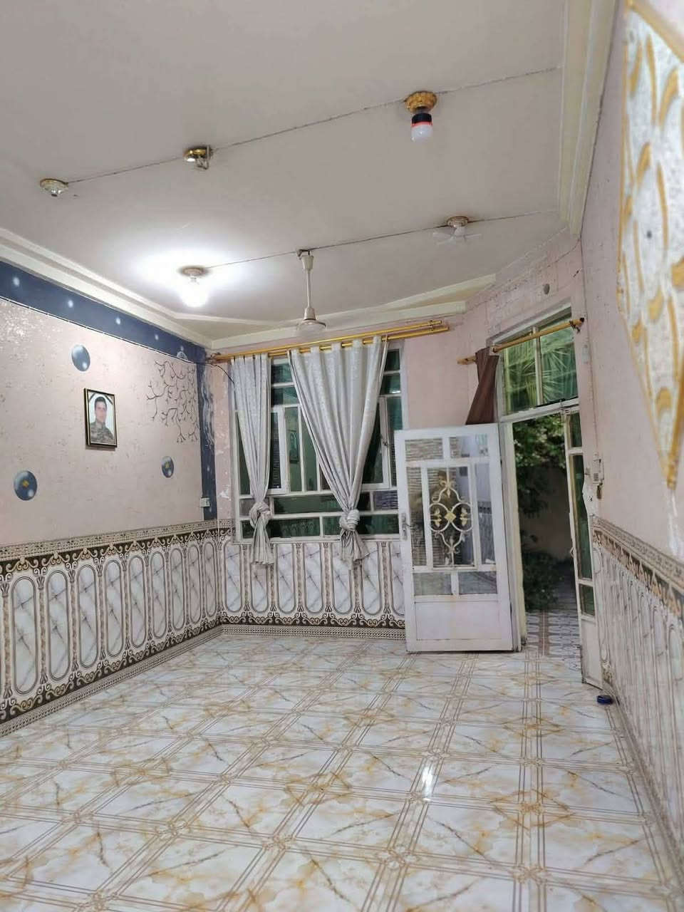 🏡 بيت حديث للبيع - الحلة (حي البكرلي الرابعة) ✨
بيت مميز، نظيف جداً، وبناء حديث متكامل الخدمات، جاهز للسكن الفوري.

📌 تفاصيل العقار الأساسية:

المساحة: 200 متر مربع.

النوع: صلاح زراعي (مضمون: مرفوع اسمه للبلدية ).

الحالة: بناء حديث، البيت كلش حلو، نظيف، ومرتب جداً.

🧱 التصميم الداخلي (تقسيم الغرف):

الطابق الأول: استقبال + صالة واسعة + مطبخ + غرفتين نوم + الملحقات الصحية.

الطابق الثاني: غرفة نوم + صالة.

⚡ الخدمات والموقع:

الخدمات الأساسية: ماء + كهرباء مستمرة + شبكة مجاري متكاملة.

الخدمات الإضافية: خط مولد ذهبي.

الشارع: القرب من التبليط مسافة 6 أمتار فقط.

💰 السعر وطريقة التواصل:

السعر: 46مليون دينار عراقي (وبي مجال قليل للشراي الطيب).

المكان: بابل - الحلة - حي البكرلي الرابعة.

📞 للاستفسار ومعاينة البيت:

للمزيد من التفاصيل والاتصال المباشر (أو المراسلة عبر الواتساب):

👉 ***********

ملاحظة: يرجى الاتصال هاتفياً أو عبر الواتساب لسرعة الرد
