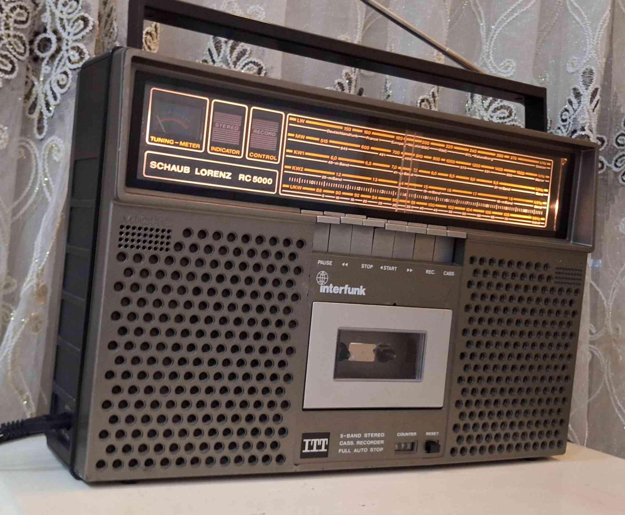 رادیو مسجل اي تی تی المانی  اصلي نضیف جدا انتاج السنة 1979  صوت عالي ونقي 
يعمل على الكهرباء 220 فولت  المباشر او بطاريات عدد 8 کبیر 
موجات رادیو FM MW LW SW1 SW2  
توصیل  للحجز مراسلة الصفحة او مراسلة واتساب على الرقم ***********
