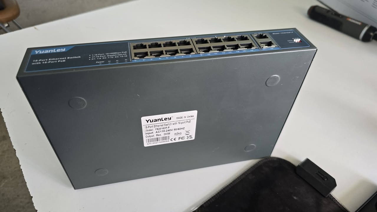 موزع شبكة (PoE Switch) بـ 18 منفذاً من شركة YuanLey، ويحمل رقم الموديل YS20162F-P. 

YuanLey 
سعر ٥٠

أبرز المواصفات الفنية لهذا الجهاز:

عدد المنافذ الإجمالي: 18 منفذاً.

منافذ الـ PoE: يحتوي على 16 منفذاً بسرعة 10/100 ميجابت في الثانية، تدعم نقل الطاقة والبيانات معاً للأجهزة المتوافقة مثل كاميرات المراقبة وهواتف IP.

منافذ الـ Uplink: يحتوي على منفذين (2) جيجابت (Gigabit Uplink) بسرعة تصل إلى 1000 ميجابت في الثانية لربط الموزع بالراوتر أو جهاز التسجيل NVR.

القدرة الكهربائية الإجمالية: تصل طاقة الـ PoE القصوى إلى 250 واط، بمعدل يصل إلى 30 واط للمنفذ الواحد.

جهد الإدخال: يعمل على تيار متردد AC 110-240V بتردد 50/60Hz.


**إذا كنت صاحب هذا الإعلان وتريد حذفه لأي سبب، رجاءا أرسل رسالة إلى الدعم الفني**