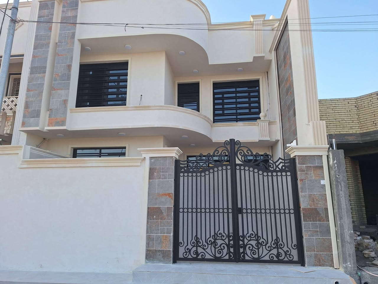 الدار للبيع في المسيب حي الزهزاء طابو صرف  مساحة الدار 175متر يحتوي على 4 غرف نوم وصالتين وثلاث حمامات وستقبال 6X4 ومطبخ السعر 197 وقابل لتفاوض للأستفسار ***********
