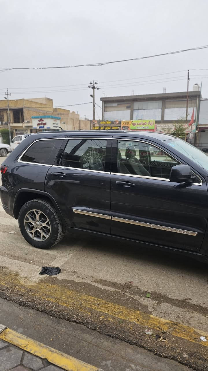 السلام عليكم جيب 2012
6سلندر 3600 
سنويه وهزه جديده باسمي تحويل باي وقت 
السياره بيها باب وجاملغ تبديل وقعطتين رش ابيع صبغ حزام كفاله شاصي ولغد واي ضرر قوي
السياره جاهزه كير ومحرك وتبريد وحداديه وتاير سستم صوت 
مواصفات عاديه كامره شاشه 
مكاني كوت وبغداد 
السعر 150 ومجالها بسيط 
***********
