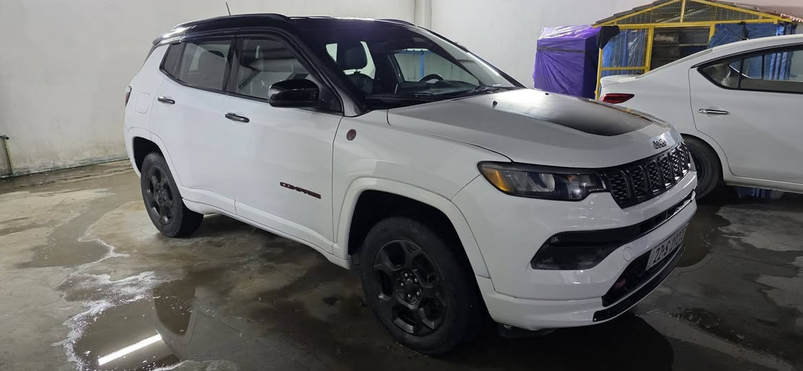 السلام عليكم بيع او مرواس باقل 
جيب كومباس ترايل هوك موديل ٢٠٢٣ فول عده الفتحه رقم اربيل دخول جديد بسم شركه تريد تحويل تريد وكاله قمارة سوداء ماشيه 32 الف ميل حادثه ربع بنيد صبغ وجاملغ خلفي وجنطه بدون تبديل
محرك ٤ سلندر  ٢٠٠٠ تيربو فورويل.
شاشه كبيره تدعم كاربلي
كير اوتوماتيك وعادي .
انظمه قياده وتحكم استيرن .
كشنات جلد  ومخمل وكشنن السائق كهربائي .
بصمه ابواب وتشغيل عن بعد.
تبريد قطعتين .
كاميرا خلفيه .
مانع انزلاق ABS.
رادارات جانبيه واشاره بالمرايا .
رادار تحديد مسار.
رادار امامي مانع تصادم .
سايد بريك دكمه .
تشغيل عن بعد.
اشاره بل مري . 
السعر 163  ورقه مع مجال بسيط .
صور الحادث  بالمنشور
اي استفسار *********** بغداد, العراق
