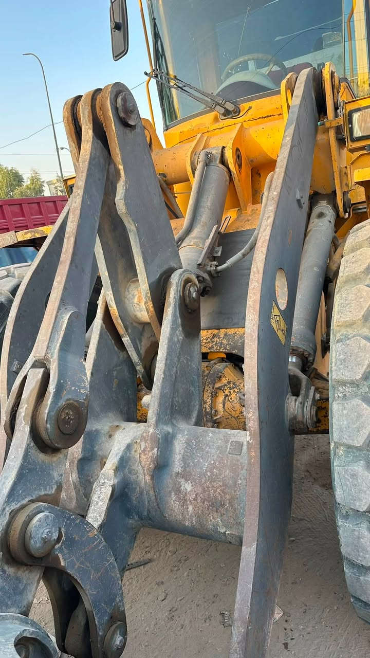 شفل ڤالڤو للبيع موديل 2000 
حجم L70D رقم كركوك
تخم تاير بنكه قايش مو هودروليك تبريد شغال بلادي
العنوان بغداد للتواصل ***********
