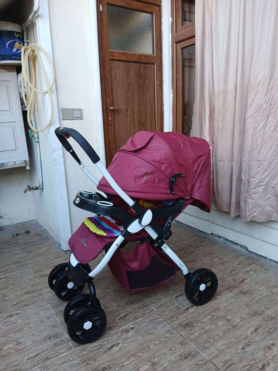 عارەبانەی مناڵ حەجم گەورە تایەگەورەیە ، زۆر تازە و تۆکمەو بێعەیبە ، کورسیەکەی تەواو تەختەکرێ بۆخەوتن ، دەسکەکەی یەتەپێشەوە ڕوت لەمناڵەکەبێت ، شوێن قاچەکەی بەرز ئەکرێتەوە ، ژێرێکی گەورەی پێوەیە بۆشت هەڵگرتن ، قایشی بەستنەوەی هەیە ، کەپری تەواو دائەدرێتەوە بۆسەرما و گەرما دەیپارێزێ 
بچوک ئەکرێتەوە بۆناوسەیارە
تایەوئیستۆپی زۆر مەزبوتە و خاوەنەکەی 150 هەزاری پێداوە 
نرخی ئێستا زۆر گونجاوە و بەنیوەی نرخ ئەیفرۆشین
لە سۆرانە و گەیاندن هەیە *********** سوران, أربيل
