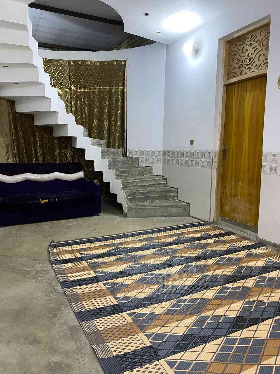بسم الله الرحمن الرحيم 
دار زراعي للبيع في حي طارق شارع القديم في شارع معمل الغاز 
للاستفسار ***********
المساحة ٢٠٠متر
