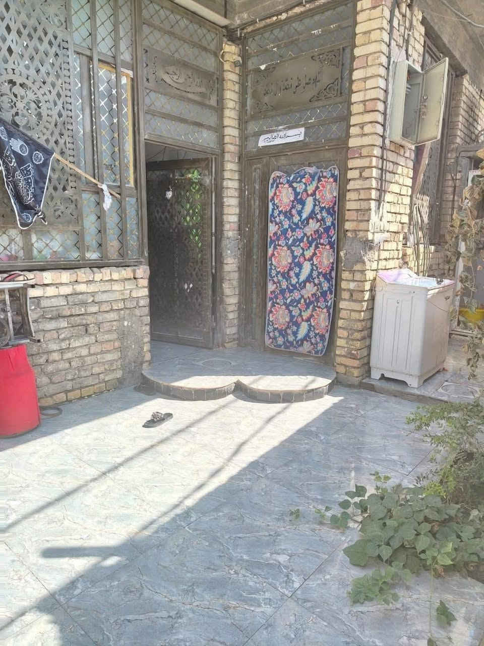 ياالله اللهم صل على محمد وال محمد عرض جديد دار للبيع طابو زراعه مساحه ١٠٠م ١٠×١٠ ركن بناء طابوك صب مسلح بيت نضيف وجديد بناء سنه ٢٠٢٥ كربلاء طويريج خلف طابو عرض شارع ٧م سعر ٦٠وبي مجال الاستفسار مراسله صفحه او الاتصال على الارقام التاليه 
*********** 
***********
***********
