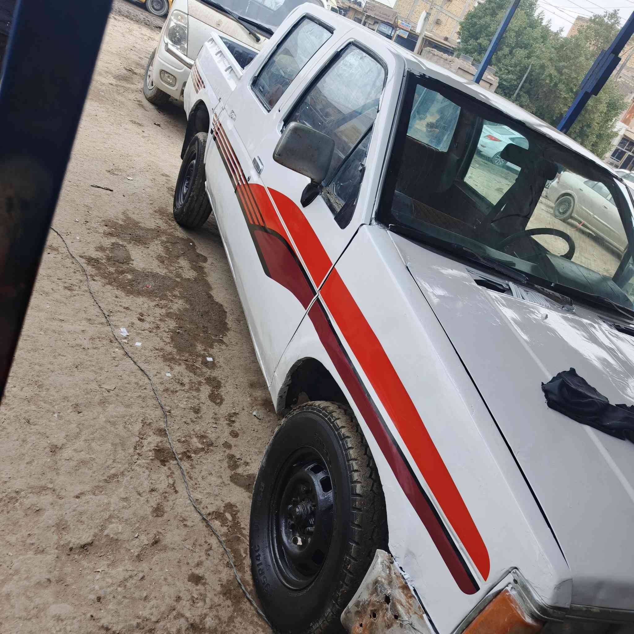 سلام عليكم   نيسان موديل 1992 المكان الناصريه المركز مكينه وكير خير من الله  السعر 32 وبيها  مجال   شغل وطلع الى  البر  تلفون ***********
