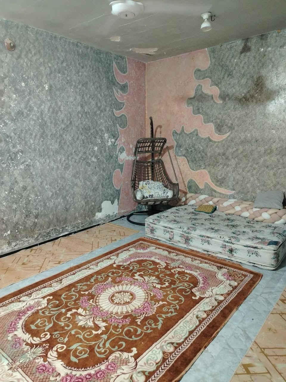 سلام عليكم
بيت للبيع في حي الحكيم نزله سكله الوادي يحتوي ع غرفه وصاله واستقبال ومطبخ حار بارد ومحلق صحيات داخليه وخارجيه المساحه 140 السعر 50 وبي مجال 
للاستفسار الاتصال ع ***********
