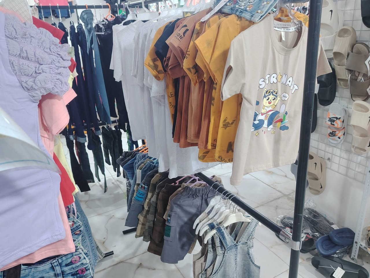 السلام عليكم بمناسبه حلول شهر رمضان الكريم سوينالكم عروض في الملابس الصيفي والبهاري تحطيم الاسعار القطعه ام ١٠ وام ٨ يمنه بس ب ٥ الف دينار عراقي اي قطعه داخل الصوره ٥ الف دينار فقط ويوجد ايضا قطعتين ب٥ وثلاث قطع ٥
موقعنه حي الأسرى شارع الفوج مجاور اسواق صديق
تشرفونه اهلا وسهلا بجميع


**إذا كنت صاحب هذا الإعلان وتريد حذفه لأي سبب، رجاءا أرسل رسالة إلى الدعم الفني**