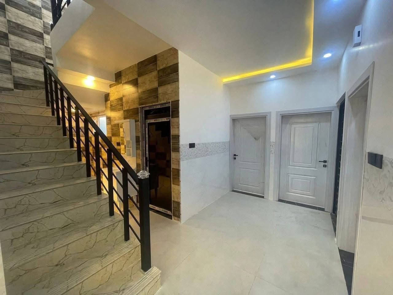 ⚜️مكتب البلديات للعقار⚜️

للبيع دار سكني سند طابو في حي البكر
قرب جامع الشهيد مجول ، إتجاه شروق تام
المساحة ١٥٠م الواجهة ١٠م طابقين بناء حديث زيرو
ط١ غرفتين نوم وهول واستقبال ومطبخ وصحيات وكراج
ط٢  أربعة غرف نوم وهول وصحيات
للإستفسار الإتصال☎️ *********** ☎️ ***********
عنوان المكتب / الموصل حي المشراق فرع مطعم طماطة2
