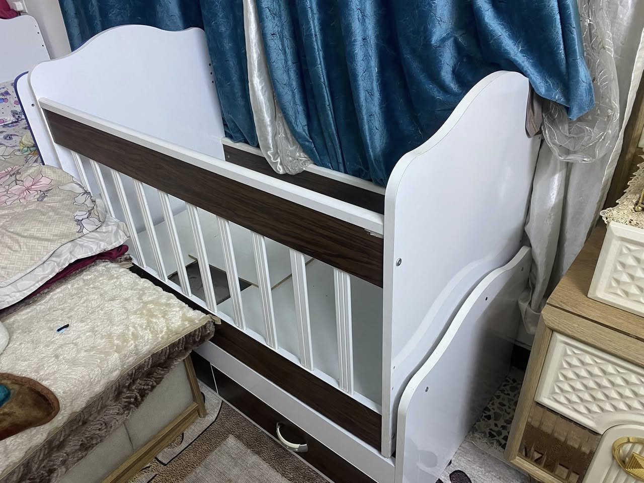 السلام عليكم جرابي 2 للبيع  بدون دواشك ثنينهن رايدهن ب ٦٠ الف جرابي موضحات بصورة مكان العامرية ***********
