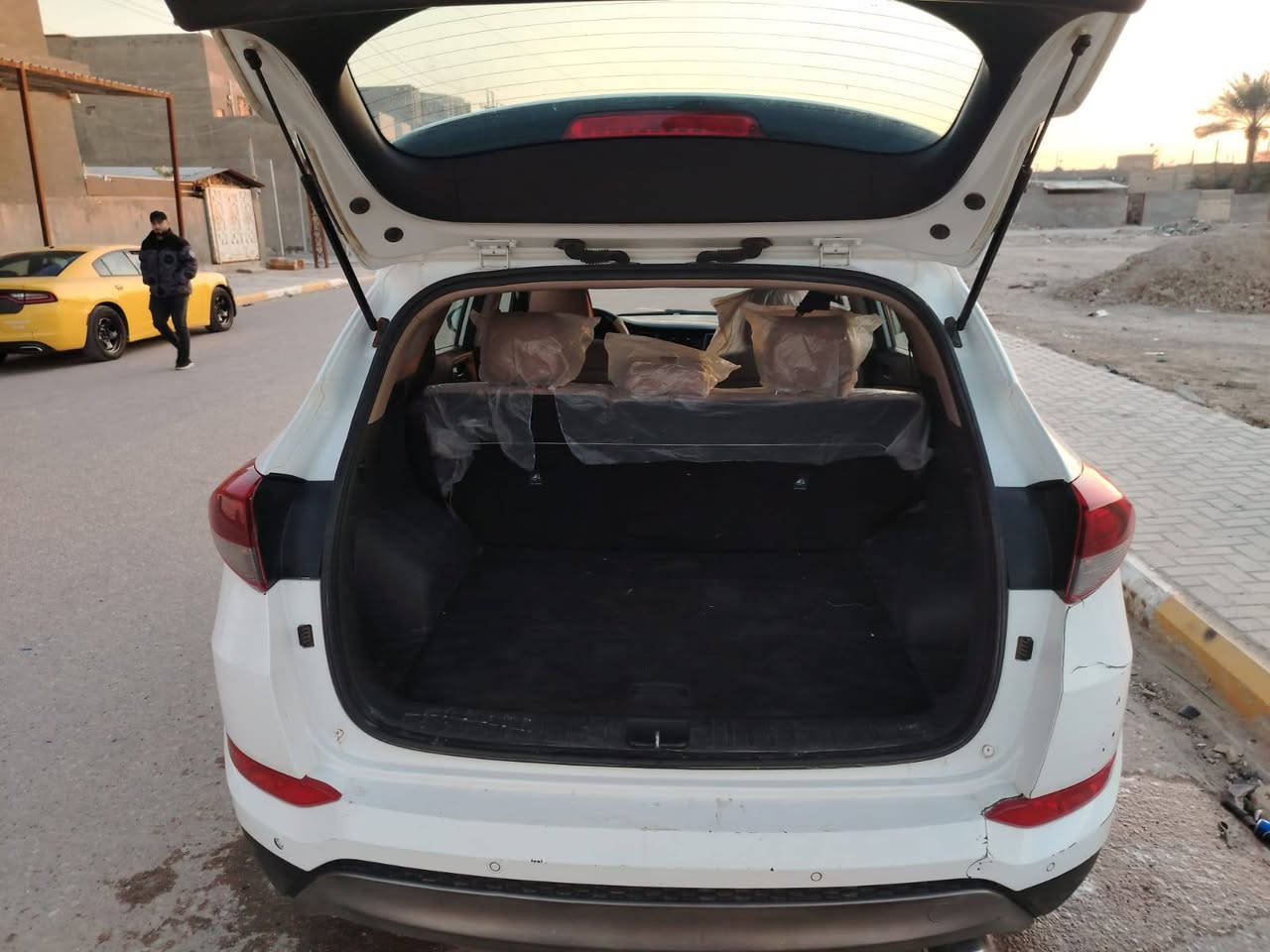 السلام عليكم توسان موديل 2017
بانوراما بيها ضربه ب الجاملغ الامامي جهت السايق 

محرك وكير استندر فول مواصفات حجم المحرك 2400السياره باسمي 

السعر 145 وبيها مجال لليجي . العنوان السماوه قضاء الخضر تليفون ***********
