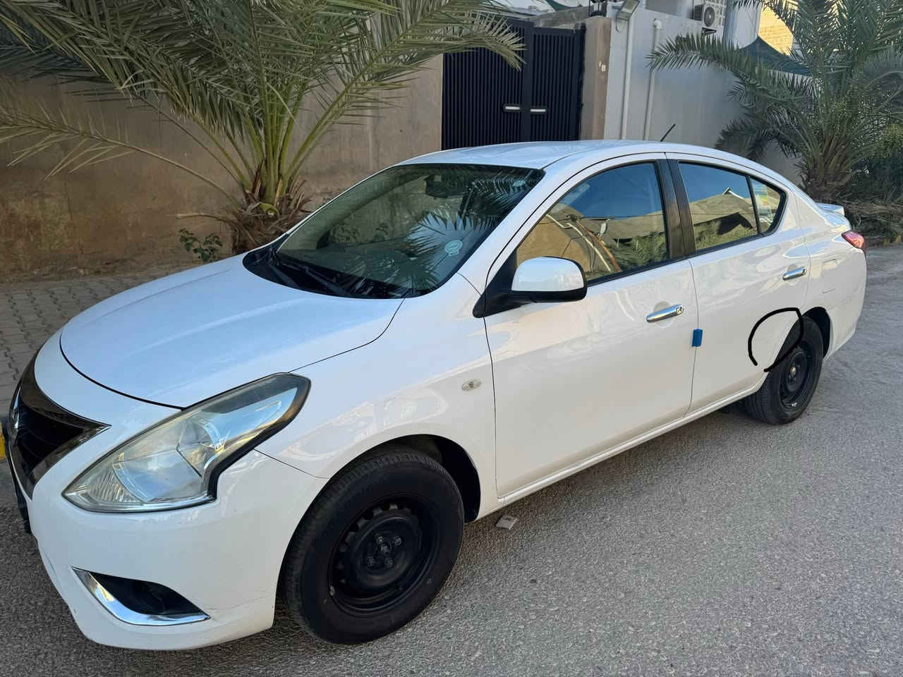 سلام عليكم 
نيسان صني هندي بليته الزركه موديل ٢٠٢٠ 
ماشيه ١٣٣ الف 
سياره مكفوله من الدعاميه للدعاميه 
سياره جديده جدا بدون اي مصرف 
بيه فقط ثنين باردات فقط حك شبر كما موضح بالصوره 
السعر ١٠٢ وبيه مجال 
***********
