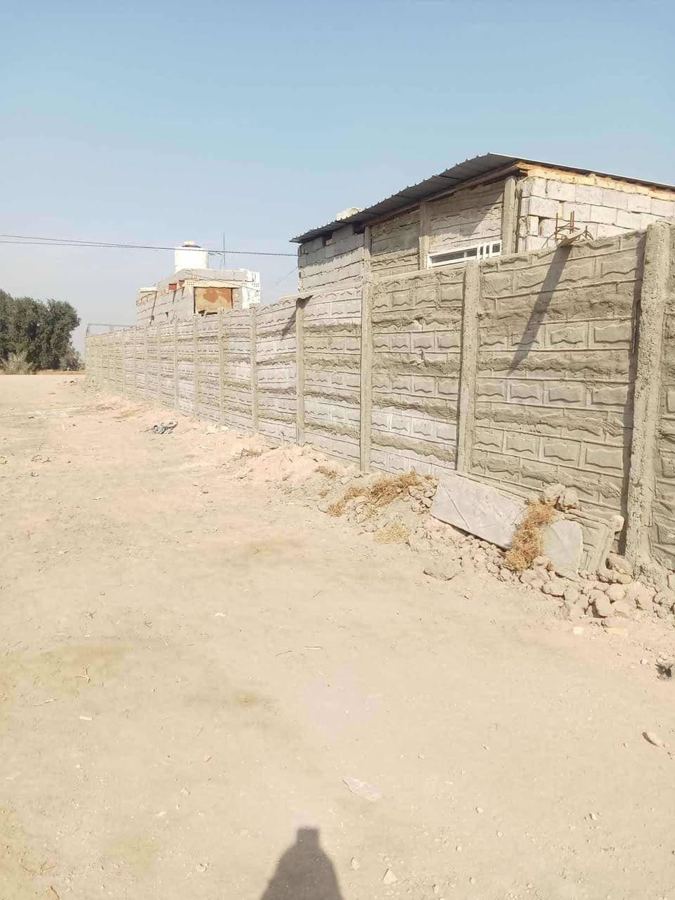 للبيع او مراوس مساحتها 1500
مرقمه مشموله بالتطويب بقرار 320 
 مسيجه وكامله وبيه مشتمل واستقبال جبير كوفه البوحداري نزلت سيد احمد ابن الحسن على شارع تبليط فرعي عريض
وجها 23 متر عالتبليط فرعي والباقي طول
تبعد عن الشارع العام 900 متر
وهيه على شارع تبليط فرعي عريض
مراوس او بيع بيت بالكوفه بحي الصدر الثالث براكيه  شارع المعمل وينطون فرق 
سعر 55 مليون وبي مجال
ستفسار ***********
