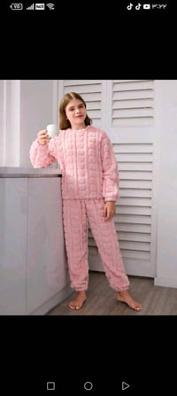 بدلة نوم شتوية دافئة ولطيفة، مصنوعة من خامة فرو ناعمة بلون وردي. توفر ...