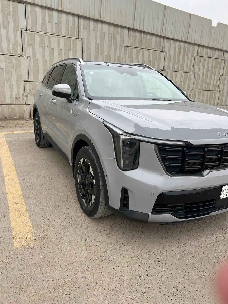 سلام عليكم سورنتو موديل ٢٤ سياره لون سمنتي مميز وارد امريكي بيها جاملغ وبنيد نفس الون سياره تخبل وحادثها حلو  مكاني واسط زبيديه ***********
