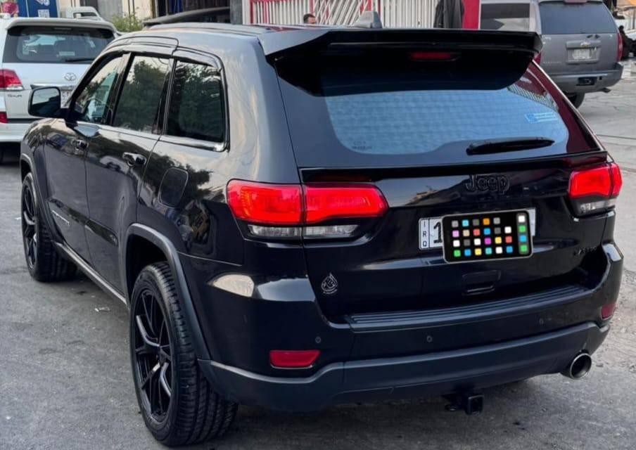 للبيع سياره جيب لاريدو 2018 وارد امريكي فول عدا الفتحه بيها صبغ جاملغ وربع البنيد بدون دواخل السعر 210 وبيها مجال ***********
