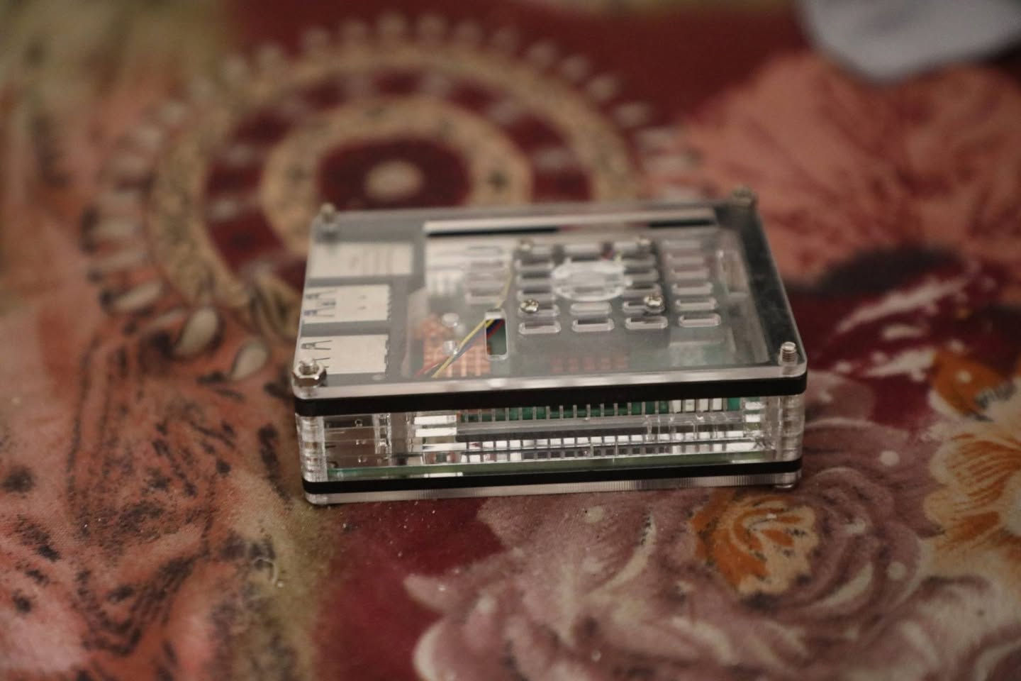 Raspberry pi 5 كت كامل مع شاحنته تجي وياه و اكسسواراته
رام 8 كيكا بايت .و هارد 256 بايت
و يجي وياه sd cart بذاكرة 128 كيكا بايت 
و ايضا يجي وياه نظام تبريد و مشتت حراري 
و يجي ب كيس اكريليك حلو و انيق 
للتواصل هذا رقمي 
***********
