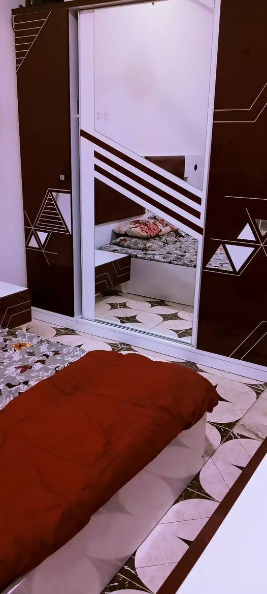 غرفة نوم تركيه 8 قطع باب أول شد وحل 
كل ضرر مابيها فقط سجج مجرات تبديل
تخت خشب بلوك اسود مشتغله على حسابي
دوشك نفرين طبي طبقتين 
السعر 300 مال بيع مستعجل 
مراسله واتساب ***********
