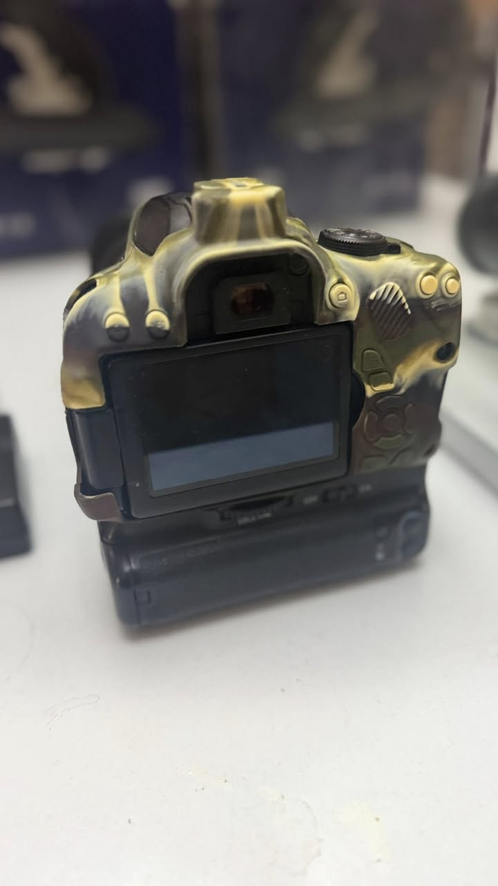 للبيع فقط فقط ما اراوس ابيع فقط
كامرات عدد2 كانون
1- كانون 70D بدي 
2-كانون 700D بدي + كرب 
3- زوم 100:400 كانون 
4-عدسة 18:135 
+ شاحنات عدد 2 
مكاني بغداد حي الامين 
توصيل ماعندي ***********
ملاحضة لاتسالني شكد شتر ومدري شنو تجي تفحص وتاخذ نضافة الكامرات 90 /100 
متوفر واتساب وماسنجر
