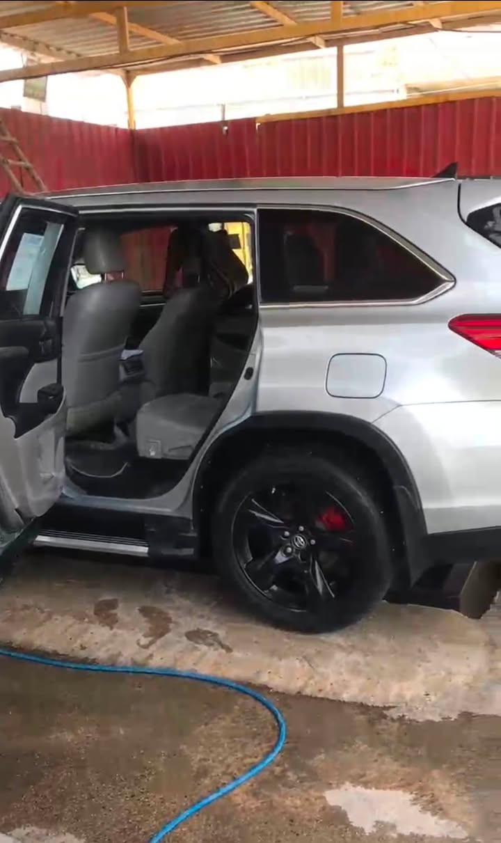 السلام عليكم ورحمة الله وبركاته

تيوتا هايلندر أعلى فئة بلاتينيوم2017 وأعلى مواصفات 🚘

✅ المواصفات:

* محرك 6 سلندر 3500 CC
* دفع رباعي (AWD)
* أعلى فئة بلاتينيوم
* رادار ومنظومة الأمان
* تنبيه النقطة العمياء
* مثبت سرعة ذكي
* بصمة تشغيل + بصمة أبواب (عدد 2)
* فتحة سقف
* داخلية جلد فاخرة
* مقاعد كهربائية
* تدفئة وتبريد للمقاعد الأمامية
* ذاكرة لمقعد السائق
* 7 ركاب
* شاشة + كاميرا خلفية
* تحكم كامل بالمقود
* باب خلفي كهربائي
* بردات أبواب
* دوسات أصلية
* كشافات ضباب
* حساسات أمامية وخلفية
* بصمة ترحيب

‼️ضررها بنيد مصبوغ بدون ايرباك وبدون دواخل وبدون شواصي البنيد نفسه مصبوغ بدون فتح خلاص

📍ماشيه 180 كيلوا وليس ميل.
📄 الرقم: بغداد بشرط مميز– تحويل ثاني يوم.

العنوآن _الانبار_الرمادي
هـ ***********

