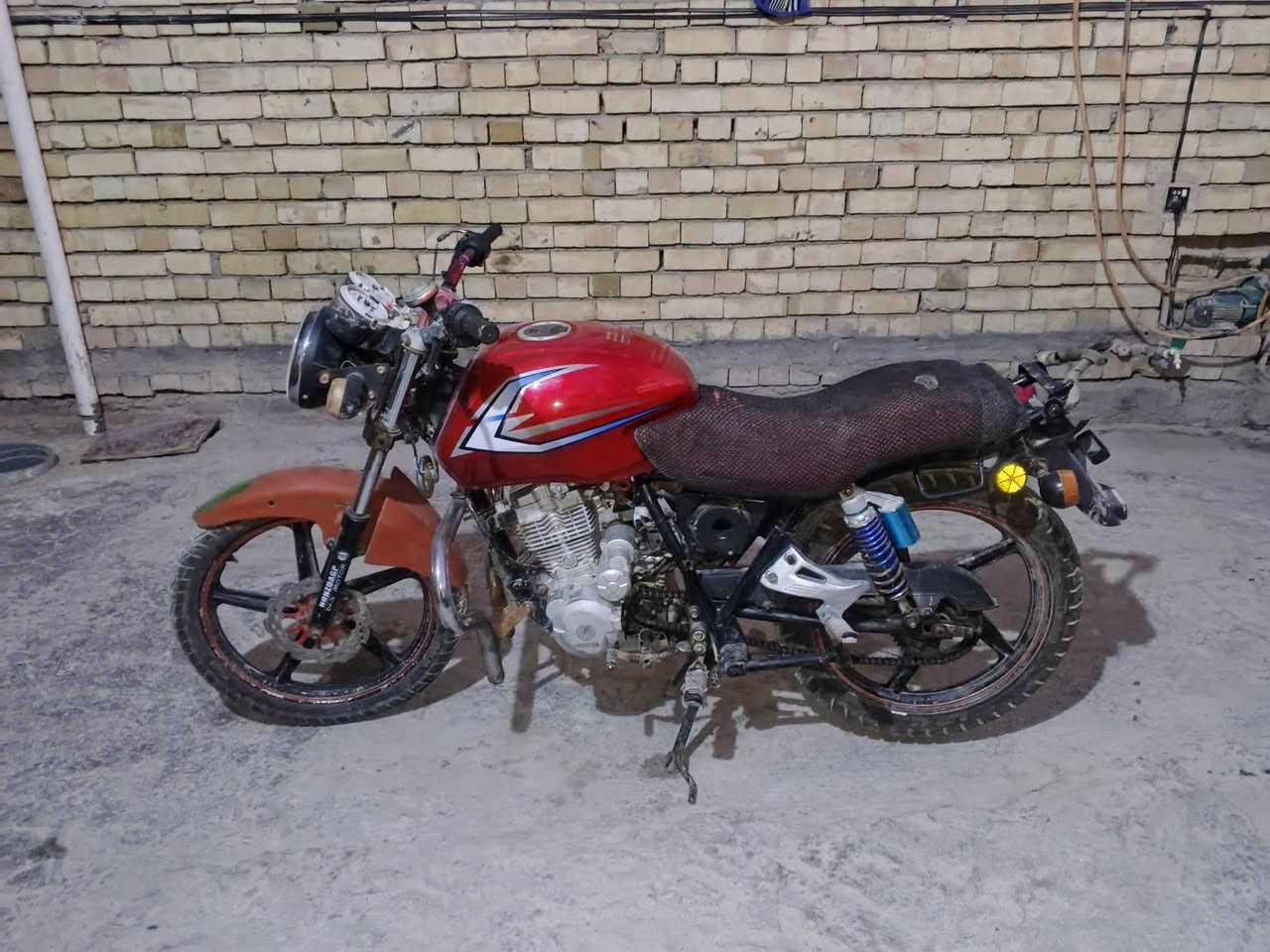 السلام عليكم عندي دراجات اثنين وحده كير أو وحده اوتوماتيك شغالات ابيع كوم حديد أو  اكو مراوس بيهن بايفون 13او فوك السعر قفل 450دينار ما ينزلن ***********
