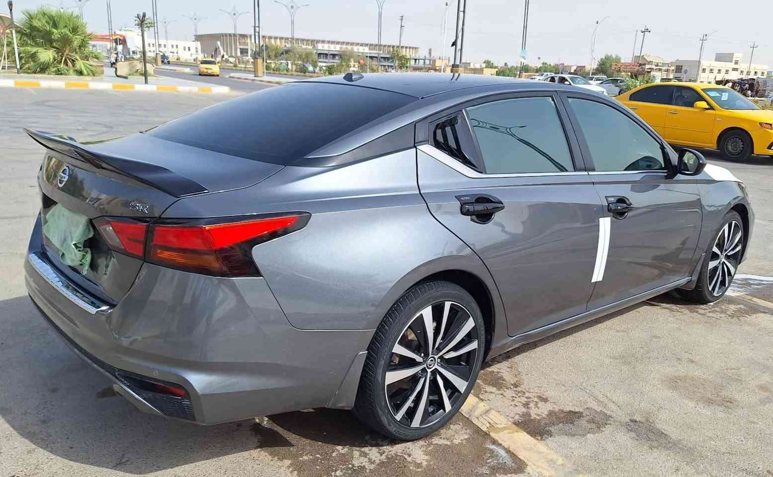 سلام عليكم
NISSAN  ALTIMA
موديل2021
موصفات SR فول مواصفات عدا الفتحه 
.بصمه + بصمه ابواب + بصمه صندوق
.داخل اسود 
.تحكمات ستيرن جهتين+ شفتات سرعه
.حجم الويل 17
.كشن السايق كهرباء 
.رادار امامي 
.تحديد خروج عن المسار 
 توقف ذاتي امامي 
.رادار جانبي 
.رادار خلفي 
.توقف ذاتي خلفي 
.حساس خلفي 
.شاشه جبيره 
.كامره دواره 
.حجم المكينه 2.500 السعر  135 وبيها مجال
.مكان السياره الناصريه الاستفسار ***********
