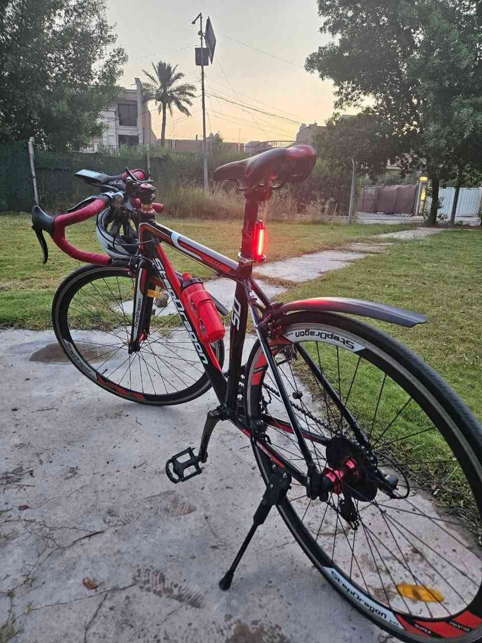 للبيع بايسكل سباق (رود) تايواني  StepDragon بحالة ممتازة وشبه جديد! 🔥🚴‍♂️
البايسكل نظيف جداً وجاهز للاستخدام مباشرة، وهذه كامل تفاصيله:⚙️
 :السيستم: شيمانو (Shimano) 7×3 سرعات

 ⚙️الصينية الأمامية: قياس 50 سن للسرعات العالية 

⚙️💥نظام الكوابح: 4 بريكات لتحكم وأمان عالي جداً 🛑⚓✨ الحالة والنظافة:نسبة النظافة: 99% (أخو الجديد) ✨ 

المكان: (بغداد) 📍للتواصل والاستفسار فقط واتساب ما متوفر ماسنجر 
: (***********) 📞📩
