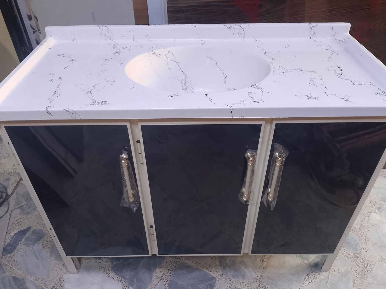 سنكات متروعشرين سعر 160 مرمر جديد ابواب طبقتين مغلف بلاستيك من الداخل ضد الماء ومقوى بجسور تحت الارضيه والرف نرمايد الابواب حفر  توصيل موجود جميع مناطق البصره حجز وتساب *********** و *********** البصرة, العراق
