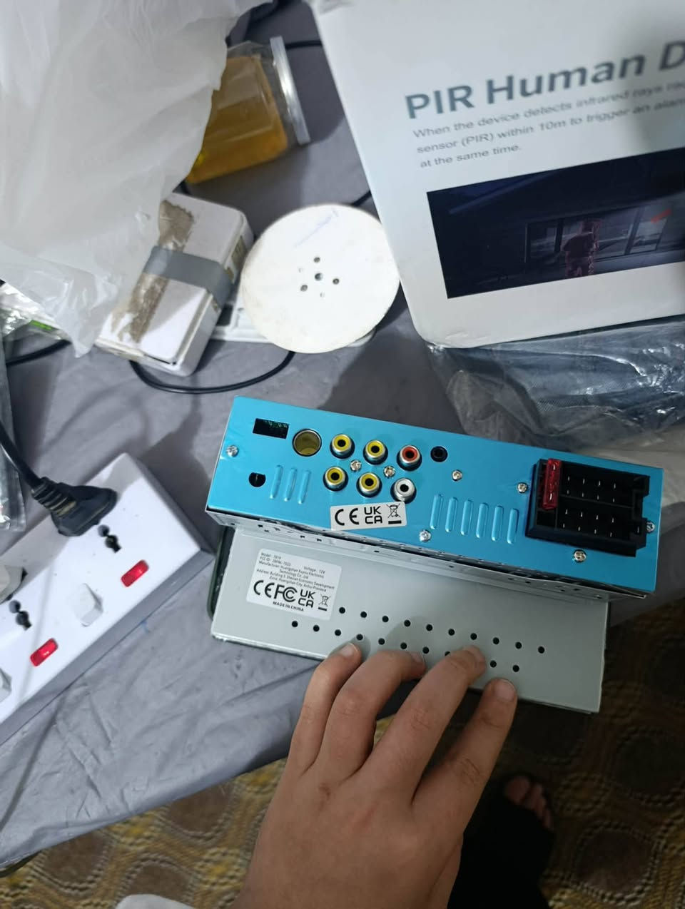 مشغل MP5 للسيارة بشاشة لمس 7 بوصات. تشمل ميزاته الرئيسية ما يلي:
الاتصال: يدعم تقنية البلوتوث للمكالمات الهاتفية والموسيقى، بالإضافة إلى منافذ USB و AUX وفتحة بطاقة TF/Micro SD. 

الشاشة: شاشة لمس رقمية عالية الدقة مقاس 7 بوصات. 

التوافق: يدعم تنسيقات متعددة للصوت والفيديو مثل MP3 و WMA و WAV و MP4 و MP5. 

الميزات الإضافية: يتضمن راديو FM، وجهاز تحكم عن بعد، ويدعم توصيل كاميرا الرؤية الخلفية (تُباع بشكل منفصل). 

الطاقة: يعمل بجهد 12 فولت ويوفر طاقة خرج تبلغ 4x40 وات.


**إذا كنت صاحب هذا الإعلان وتريد حذفه لأي سبب، رجاءا أرسل رسالة إلى الدعم الفني**